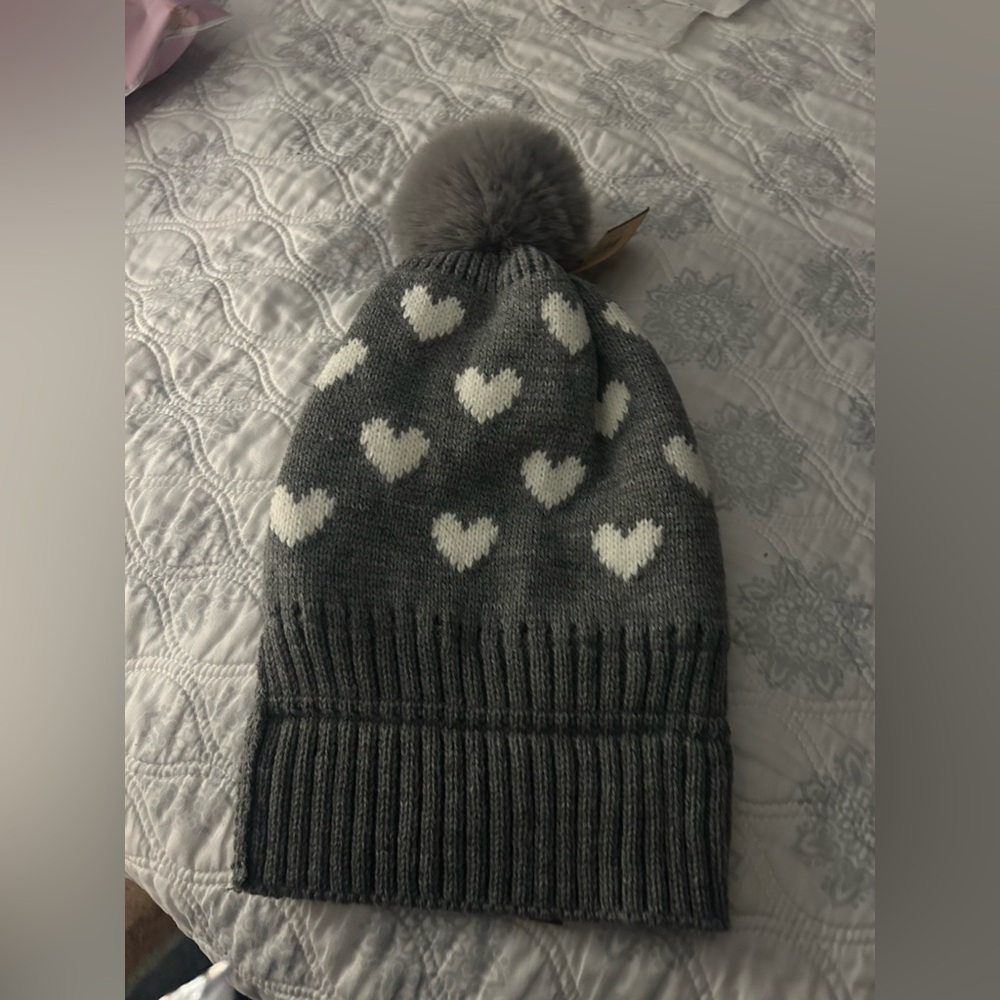 Woman hat Noelli New W tag